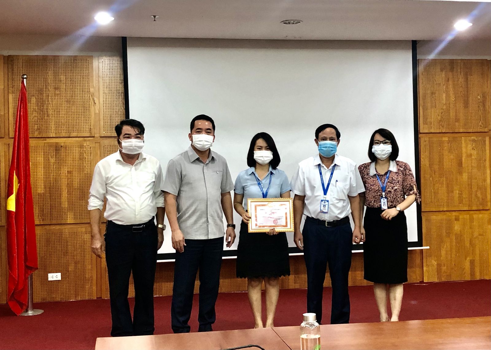 Đồng chí Nguyễn Thanh Tùng, Phó Bí thư Đảng ủy, Phó Giám đốc Sở Văn hóa và Thể thao kiểm tra nhận thức 03 quần chúng ưu tú Thư viện tỉnh